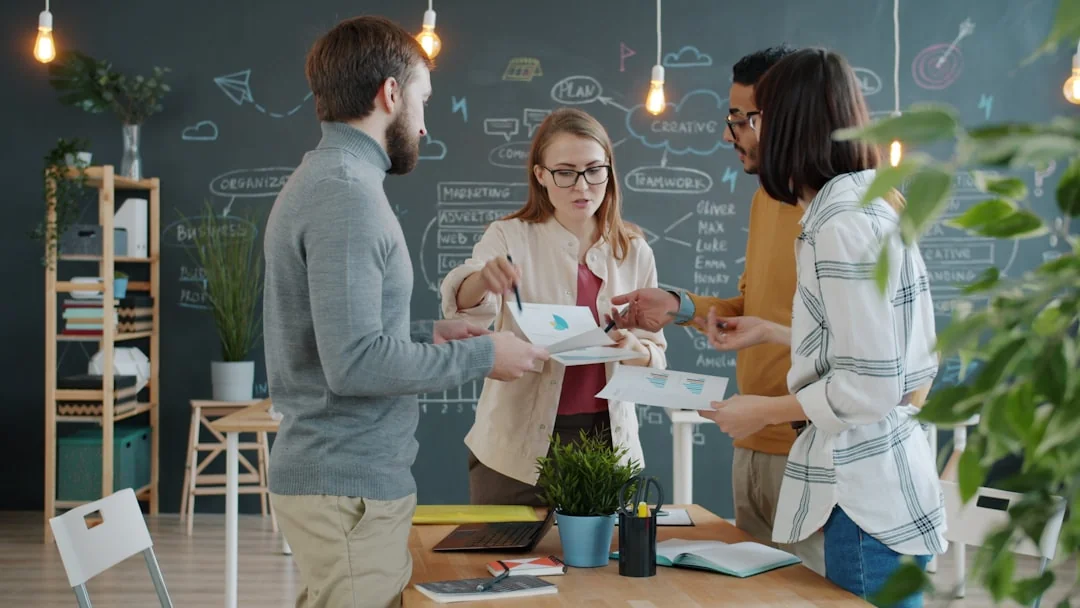 Person sticking a post-it on a white board with the words Social Media Marketing written on it